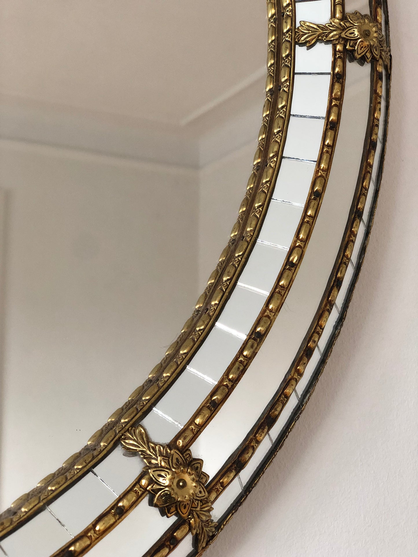 Vintage Venetian Cirkel Mirror Hollywood Regency in Gold Spain 1990s