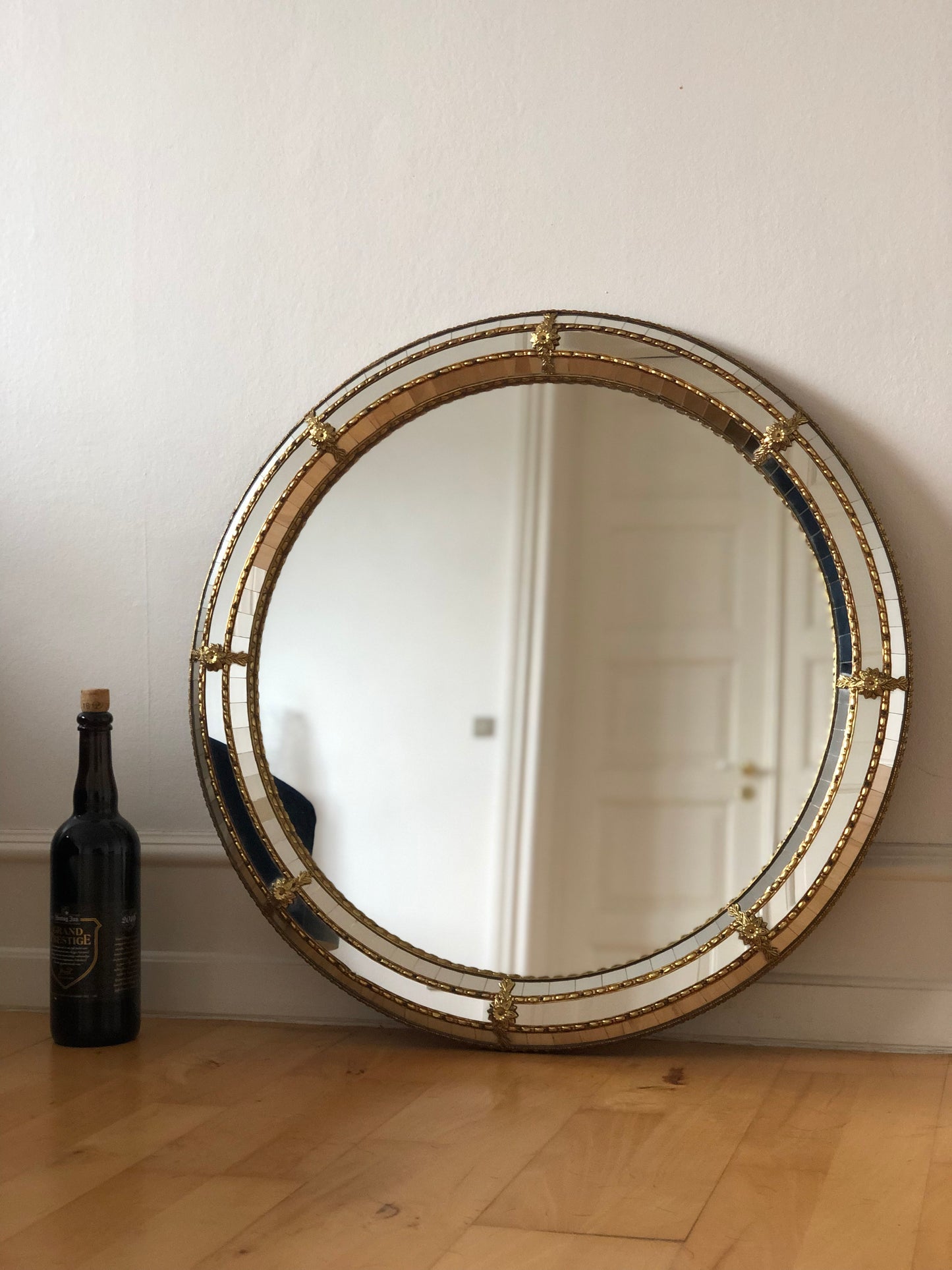Vintage Venetian Cirkel Mirror Hollywood Regency in Gold Spain 1990s