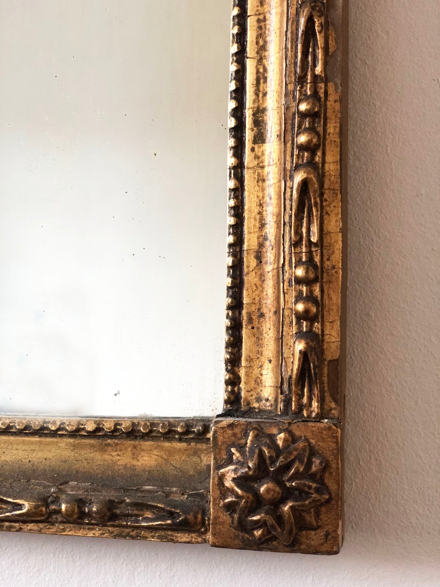 18th Century Dutch Giltwood Louis XVI Carved Mirror with Verre églomisé