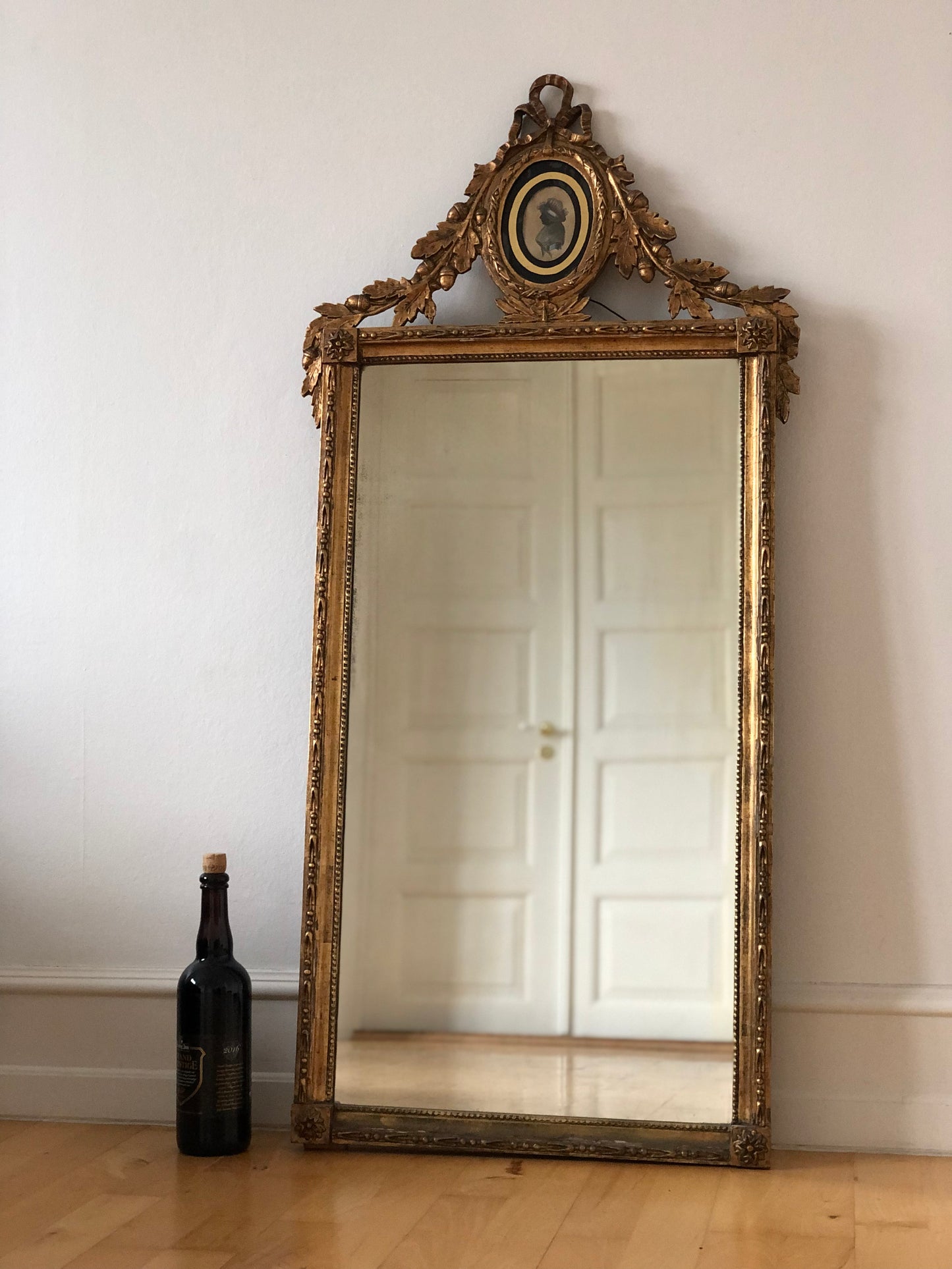 18th Century Dutch Giltwood Louis XVI Carved Mirror with Verre églomisé