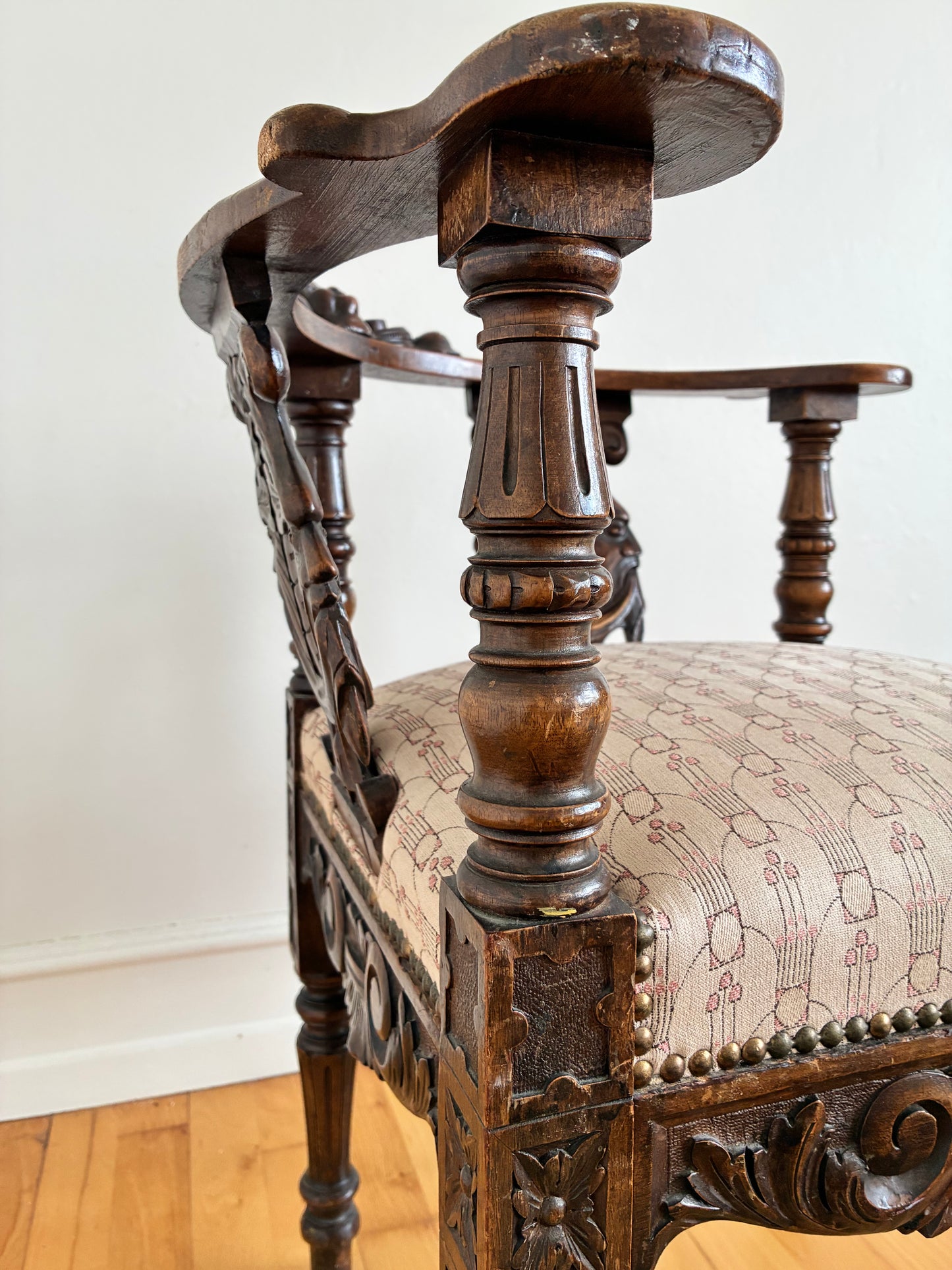 Antique English Victorian Corner Chair, Late 19th Century