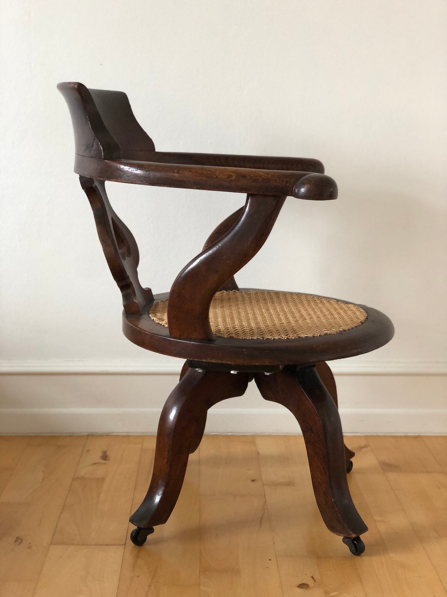 Edwardian Mahogany Swivel Desk Chair on Castors Early 20th Century United Kingdom