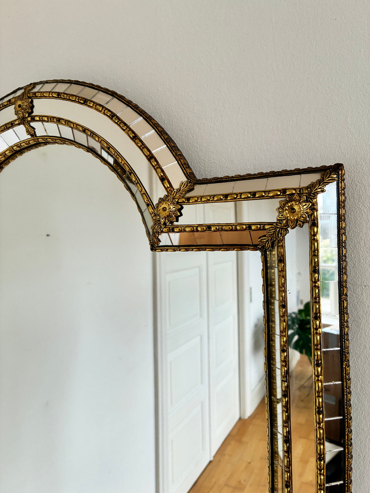 Vintage Spanish Venetian-Style Arched Wall Mirror, Brass, 1980s Hollywood Regency