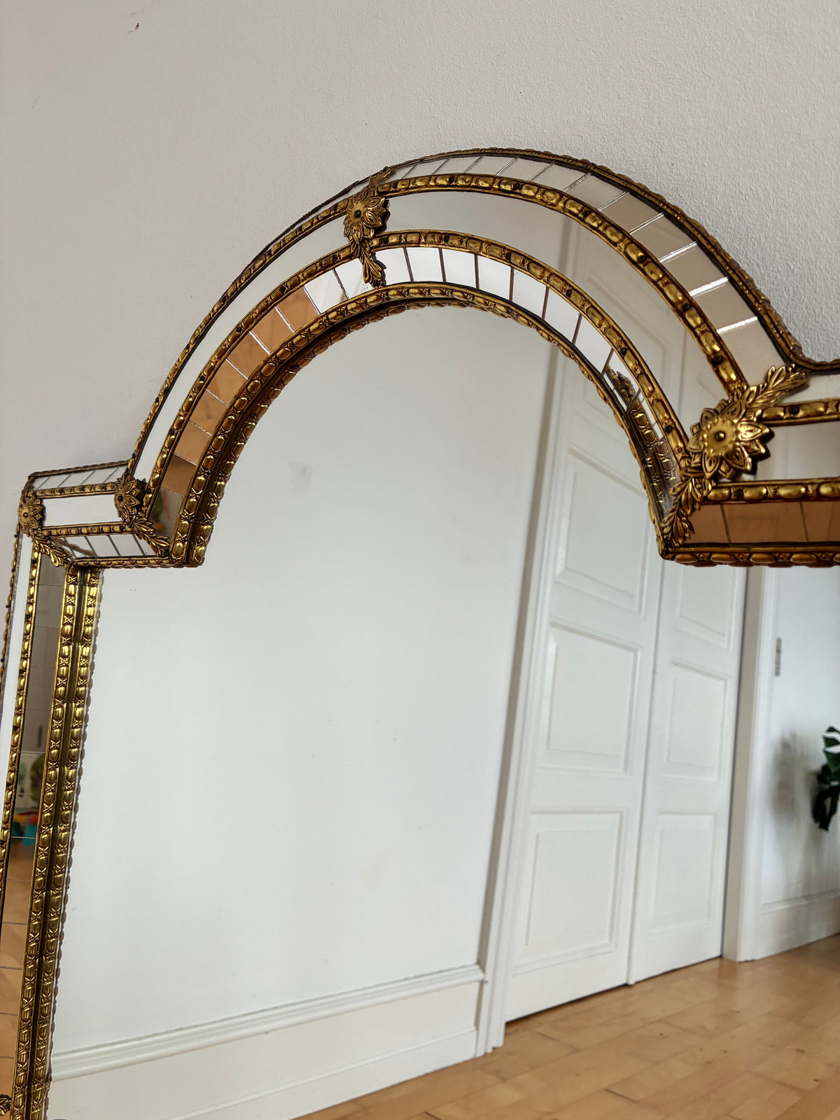 Vintage Spanish Venetian-Style Arched Wall Mirror, Brass, 1980s Hollywood Regency